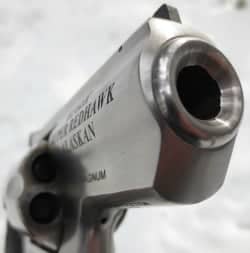 1_Ruger_Super_Redhawk_Alaskan_44_Magnum_muzzle_cylinders