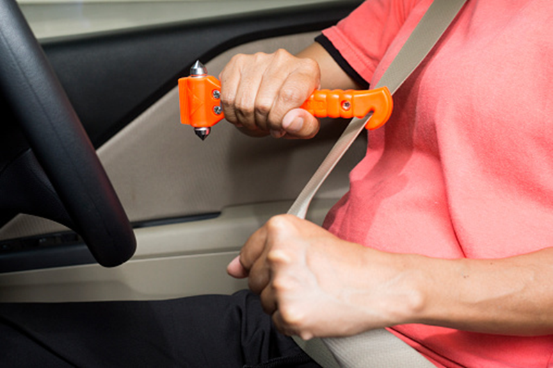 car window breaker and seatbelt cutter 